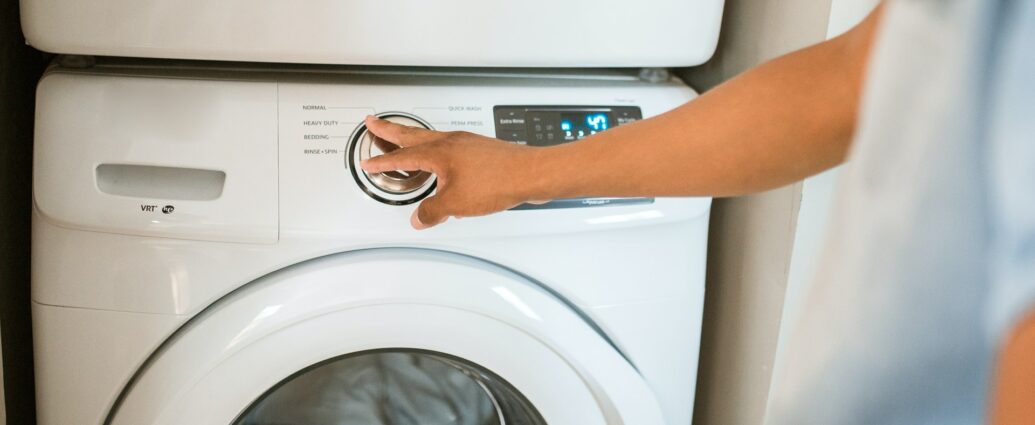 Pralka nastawiona na pranie delikatnych tkanin