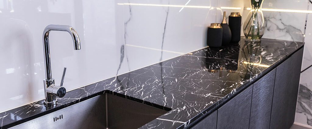 Elegancki blat kuchenny wykonany z czarnego granitu