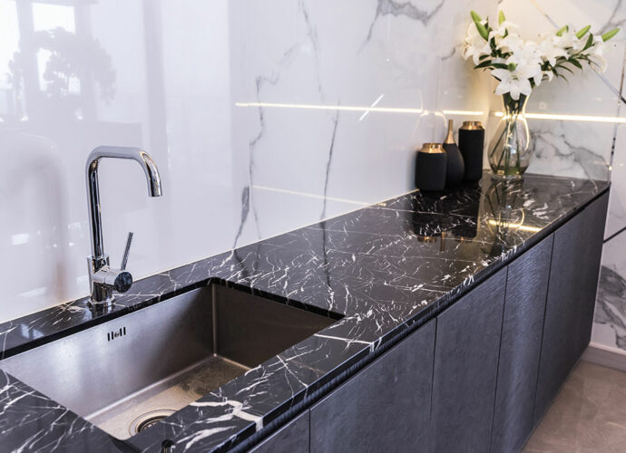 Elegancki blat kuchenny wykonany z czarnego granitu