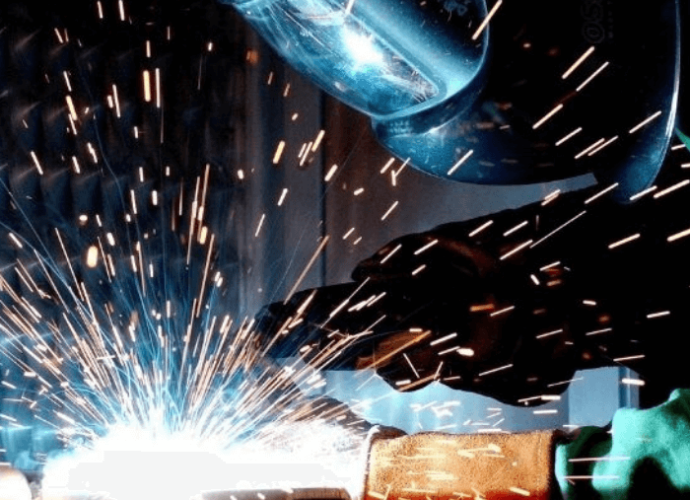 Spawacz przy pracy spawarką