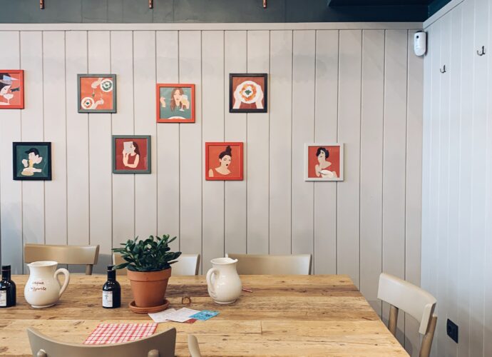 Stół w kuchni z drewnianym blatem