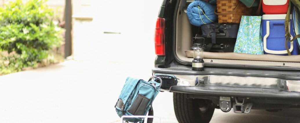 Bagażnik samochodu spakowanego na wakacyjny wyjazd