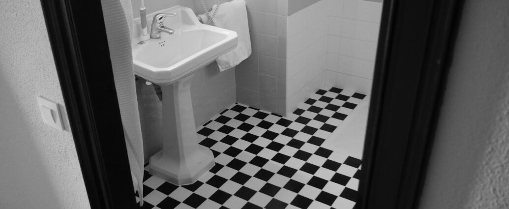 Czarno-białe płytki na podłodze w łazience