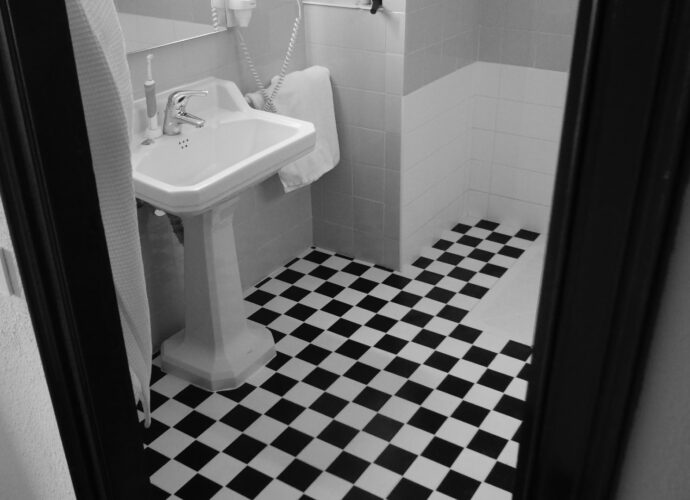 Czarno-białe płytki na podłodze w łazience