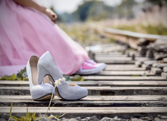 Szare buty na obcasach - gdy są za ciasne można je rozciągnąć domowymi sposobami