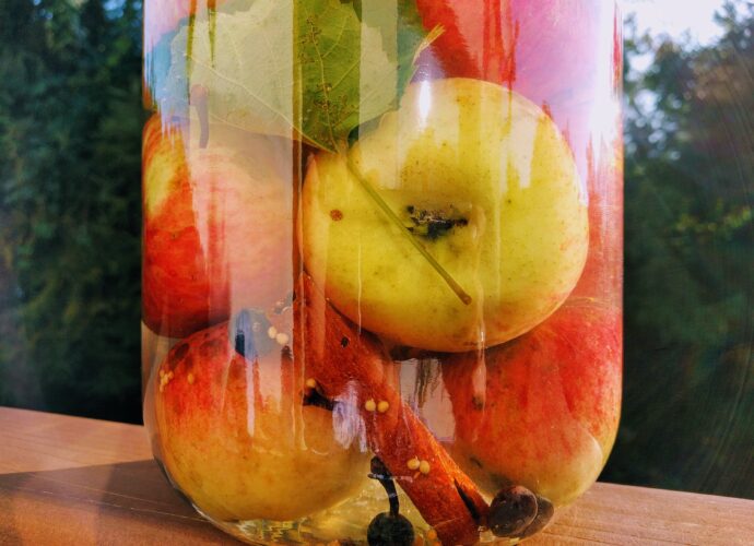 Kiszone jabłka w szklanym słoju - kiszenie jabłek krok po kroku