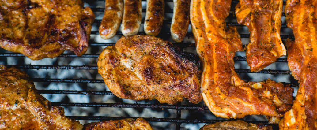 Mięso i kiełbasa na grillu - grillowanie mięsa