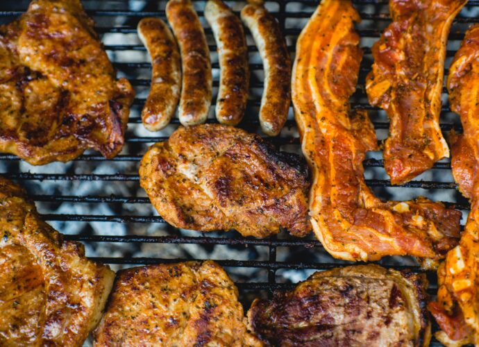 Mięso i kiełbasa na grillu - grillowanie mięsa