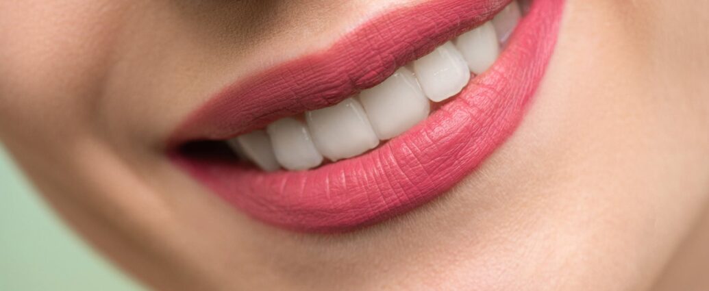 Uśmiech kobiety pokazującej białe zęby