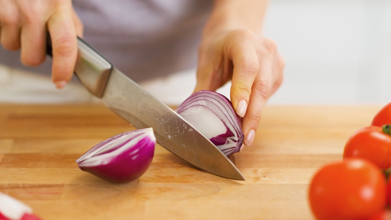 Krojenie cebuli w ósemki rozpoczynamy od przekrojenia jej na połówki