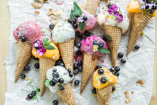Lody w rożku o różnych smakach z dodatkiem świeżych owoców