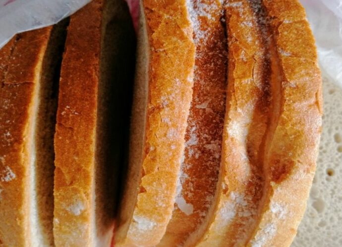 Zamrożony chleb pokrojony w kromki w foliowym woreczku, gotowy do rozmrożenia