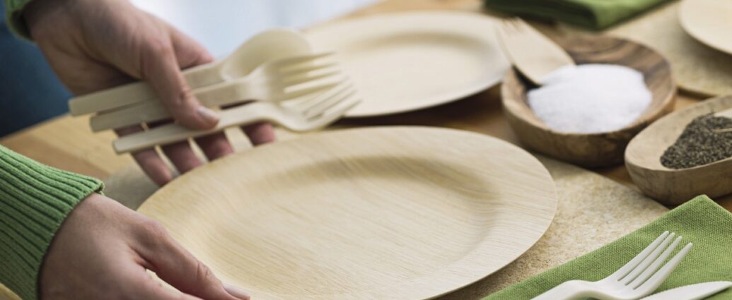 Bambusowe naczynia i sztućce na stole - naczynia bambusowe - alternatywa dla plastiku