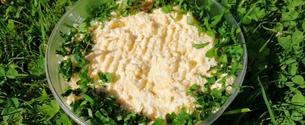 Pasta jajeczna z dodatkiem świeżych ziół w szklanej misce