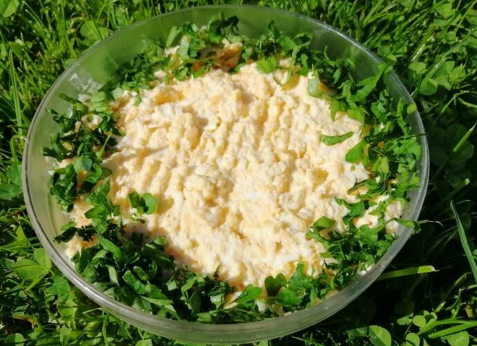 Pasta jajeczna z dodatkiem świeżych ziół w szklanej misce