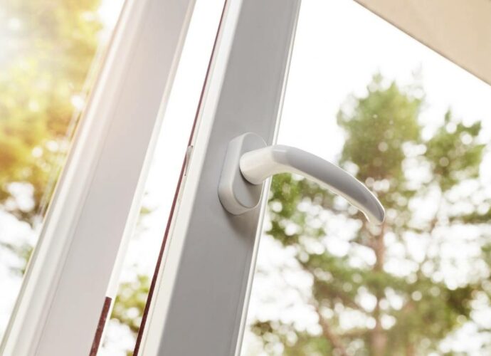 Uchylone okno PCV - biała rama