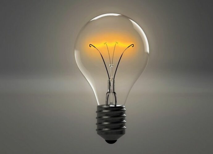 Żarówka na szarym tle