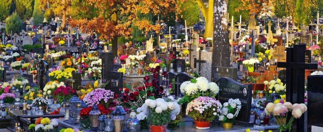 Kwiaty na cmentarzu - dekoracje i stroiki z okazji Wszystkich Świętych