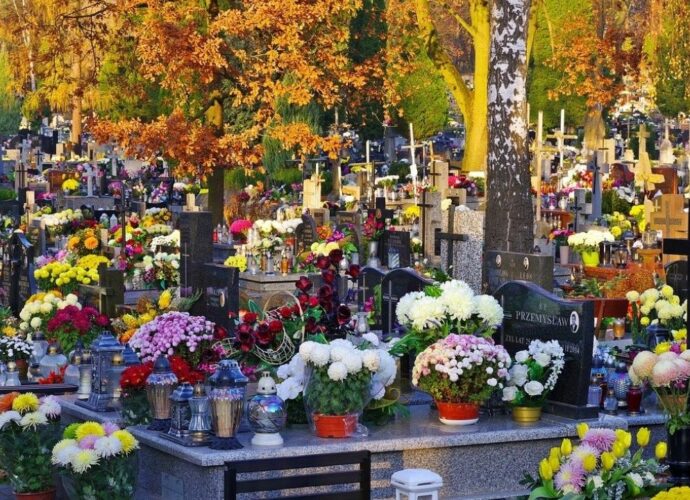 Kwiaty na cmentarzu - dekoracje i stroiki z okazji Wszystkich Świętych
