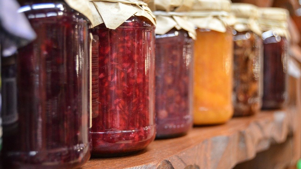 Domowe przetwory w słoikach - dżemy i kompoty
