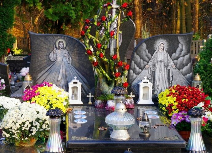 Grobowiec udekorowany z okazji Wszystkich Świętych
