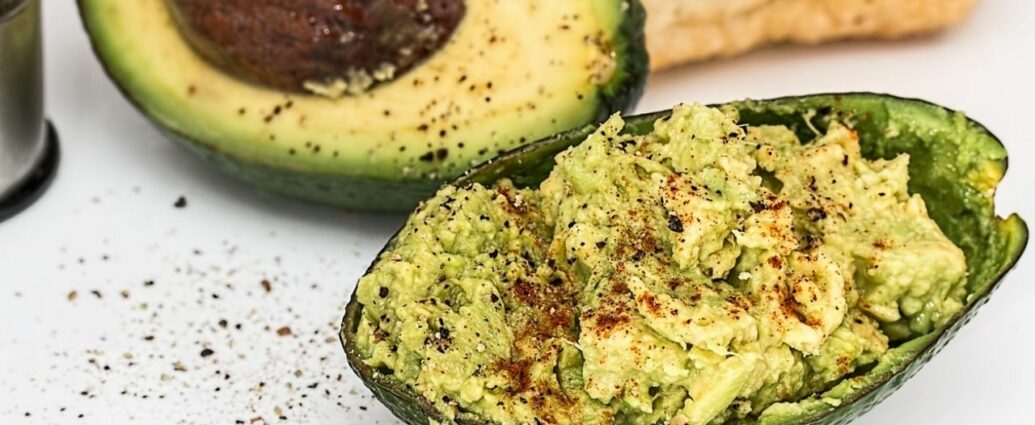 Guacamole w połówce owocu awokado