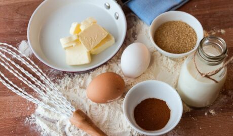 Składniki na ciasto - masło, mąka, jajka, cukier, dodatki. Czym zastąpić jajka w kuchni
