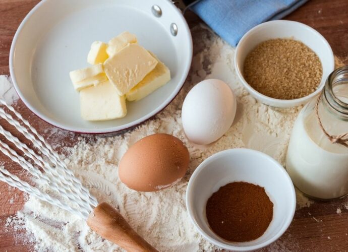 Składniki na ciasto - masło, mąka, jajka, cukier, dodatki. Czym zastąpić jajka w kuchni