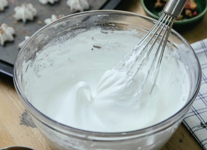 Ubita piana z białek na bezy