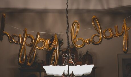 Napis Happy Birthday ułożony z balonów