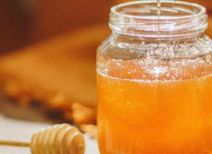 Naturalny miód w słoiku, który krystalizuje