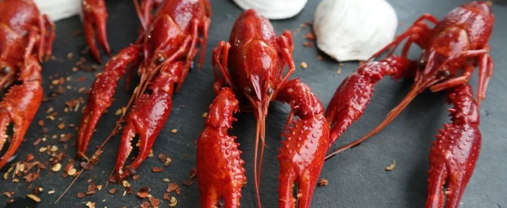 Raki gotowane na kamiennej płycie