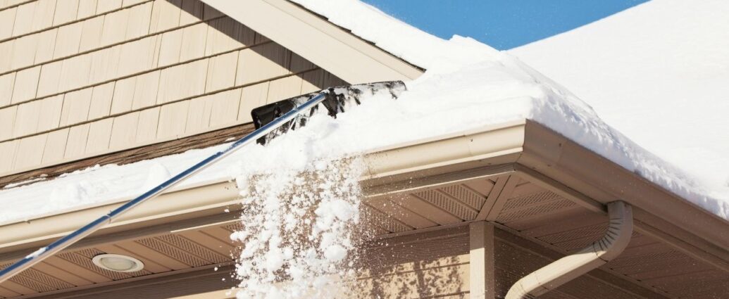 Odśnieżanie dachu to konieczność i obowiązek