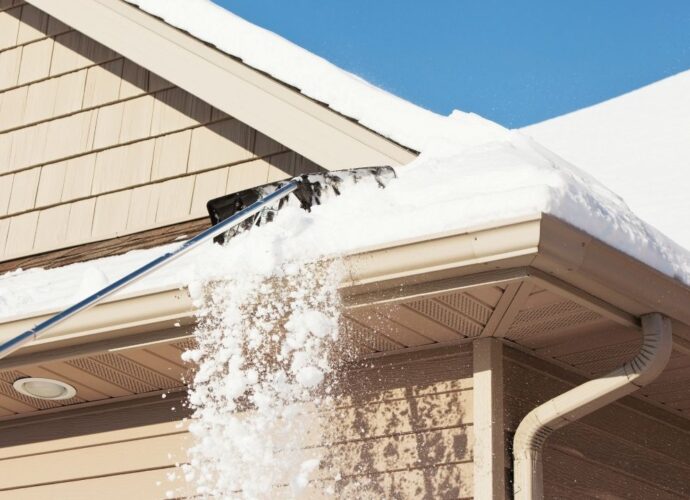 Odśnieżanie dachu to konieczność i obowiązek