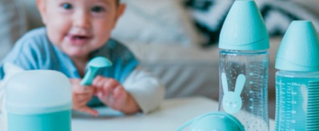 Maluszek i wyprawka dla niemowlęcia w kolorze niebieskim