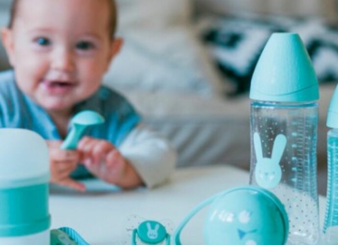 Maluszek i wyprawka dla niemowlęcia w kolorze niebieskim