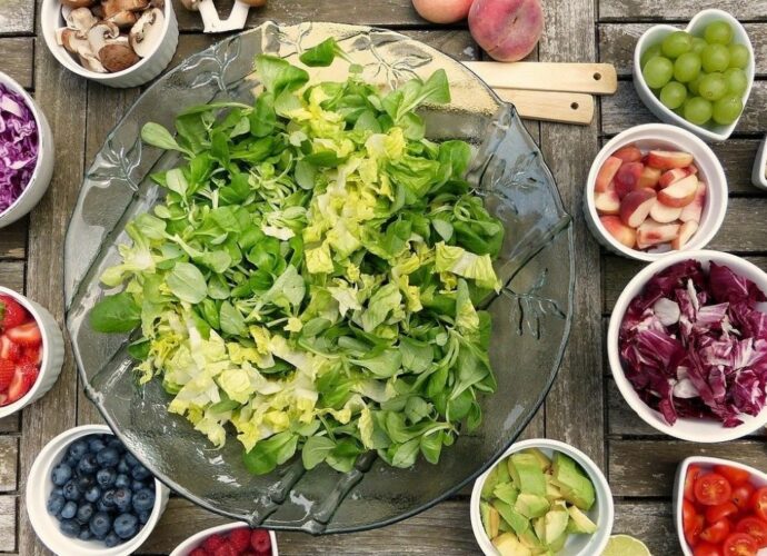 Zdrowa żywność - świeże owoce i warzywa przygotowane do spożycia
