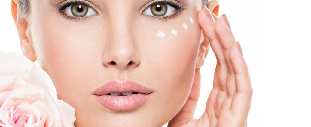 Nakładanie kremu pod oczy