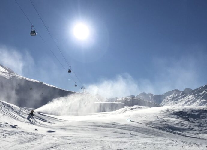 Zimowe słońce odbite od śniegu może być szkodliwe dla oczu