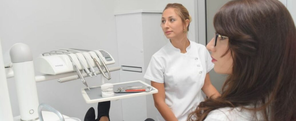 Pacjentka w gabinecie stomatologicznym oczekuje na zabieg bondingu zębów