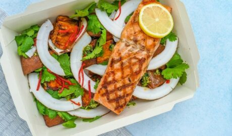 Dietetyczny catering - porcja ryby z cytryną i sałatą w białym pojemniku