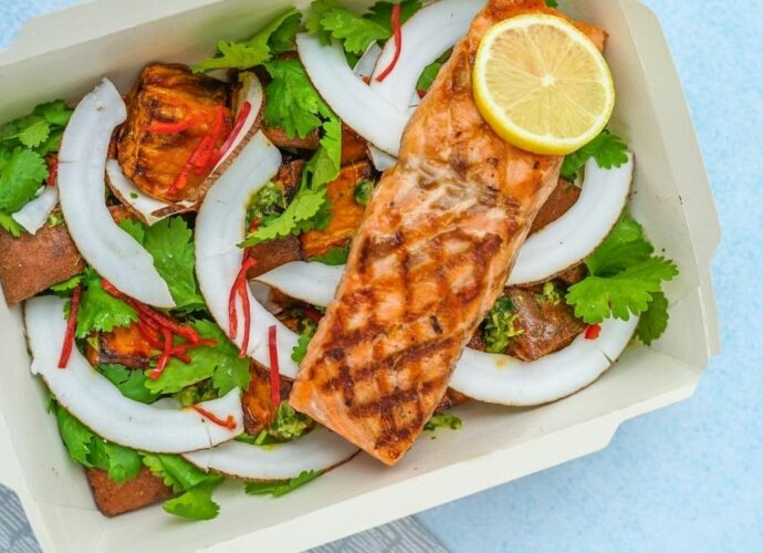 Dietetyczny catering - porcja ryby z cytryną i sałatą w białym pojemniku