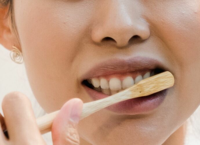 Szczotkowanie zębów pomaga dbać o zęby i zapobiegać próchnicy