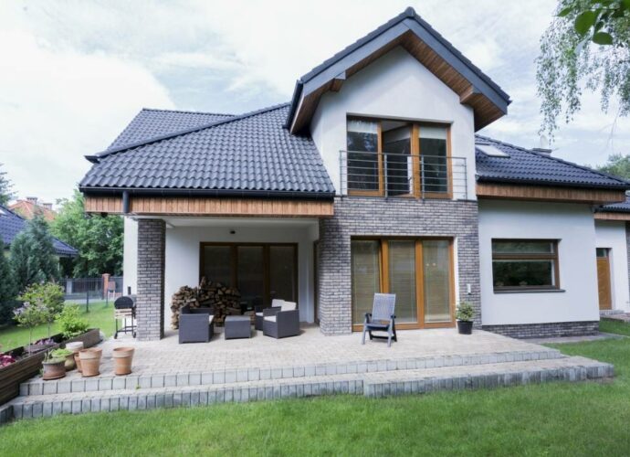 Nowo wybudowany dom jednorodzinny z garażem