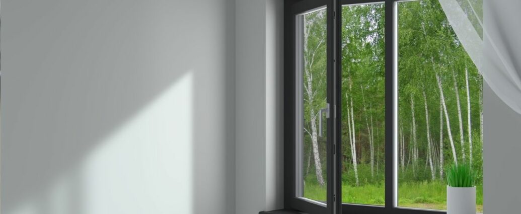 Otwarte okno z widokiem na zieleń