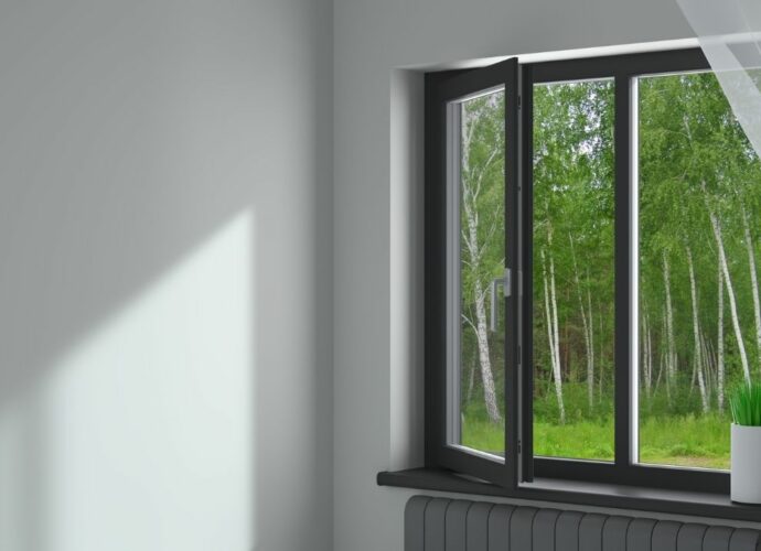 Otwarte okno z widokiem na zieleń