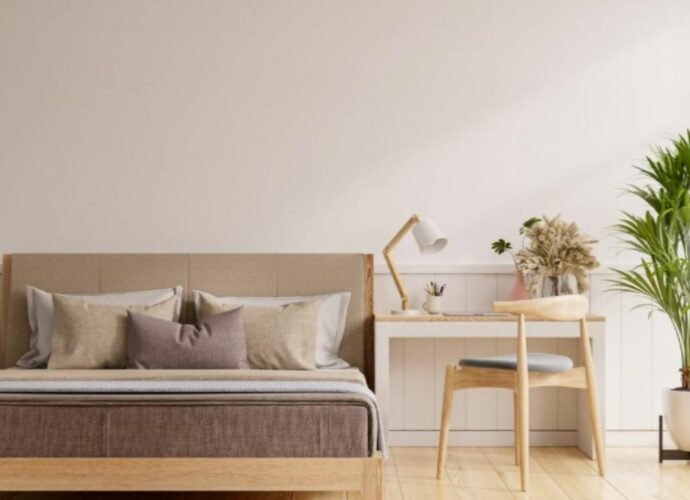 Drewniane łóżko w sypialni