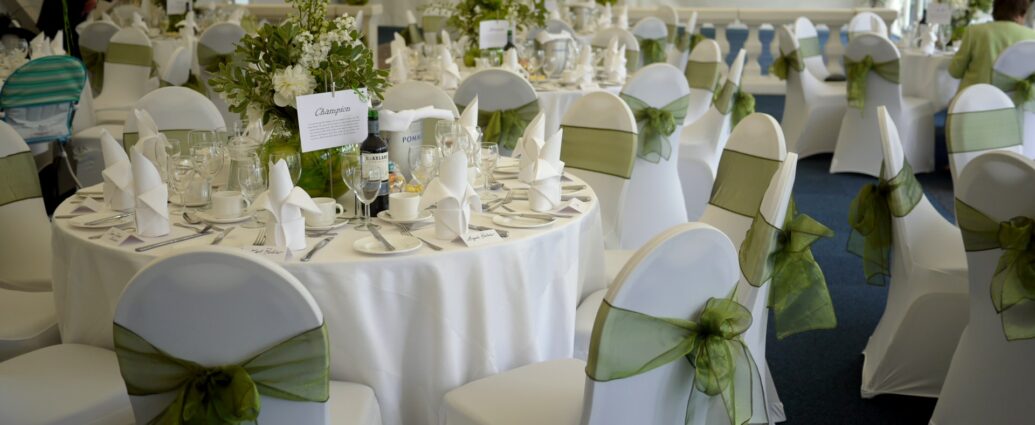 Stoły weselne z ozdobnymi falbanami