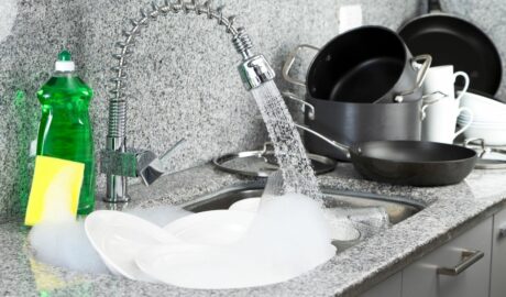 Oszczędne zmywanie naczyń - poukładane naczynia