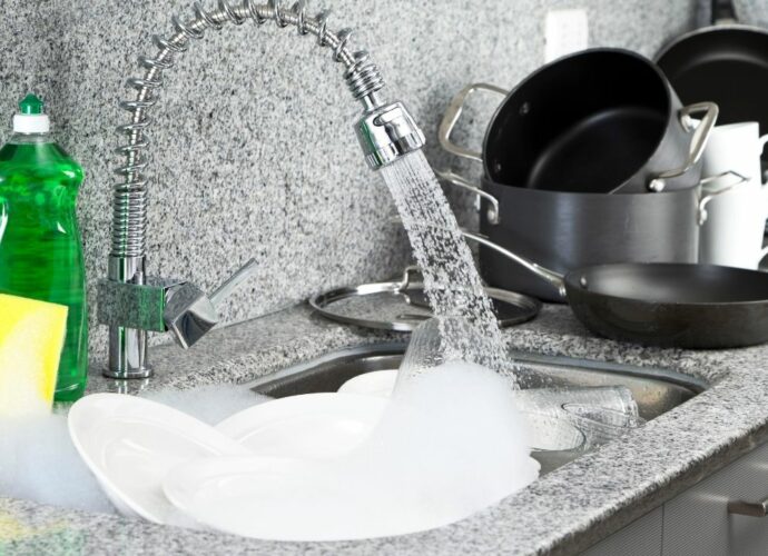 Oszczędne zmywanie naczyń - poukładane naczynia